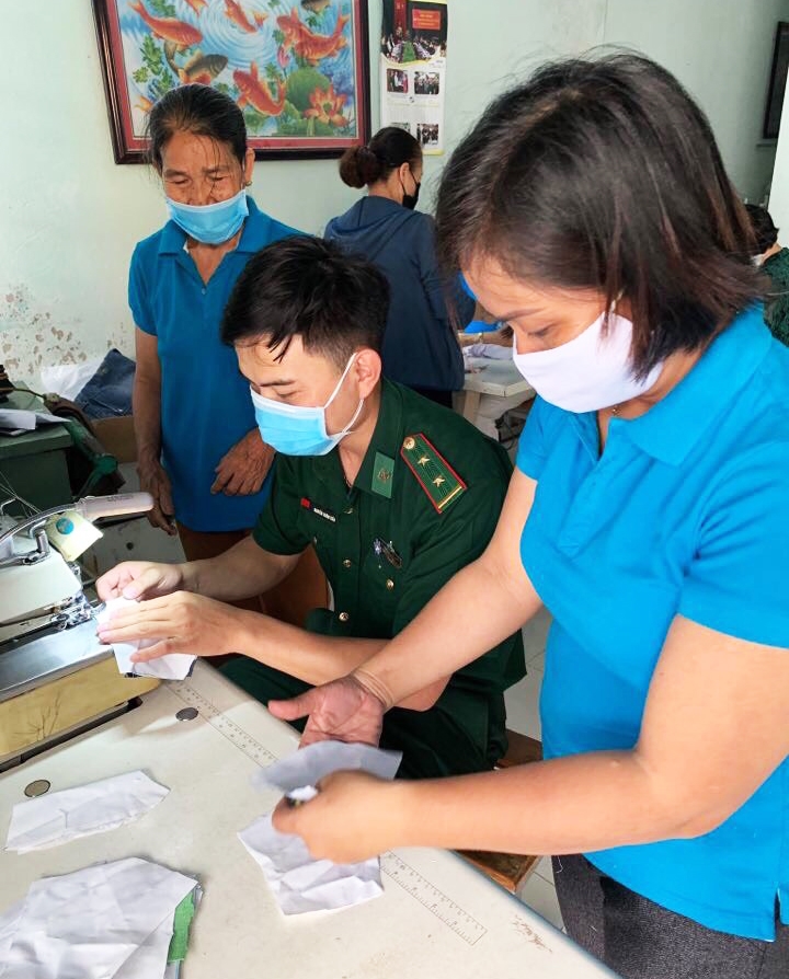 Đồn Biên phòng Phú Lộc, BĐBP Đà Nẵng phối hợp với Hội LHPN quận Thanh Khê may 13.000 khẩu trang phát miễn phí tặng người dân trên địa bàn. Ảnh: Thanh Trúc.
